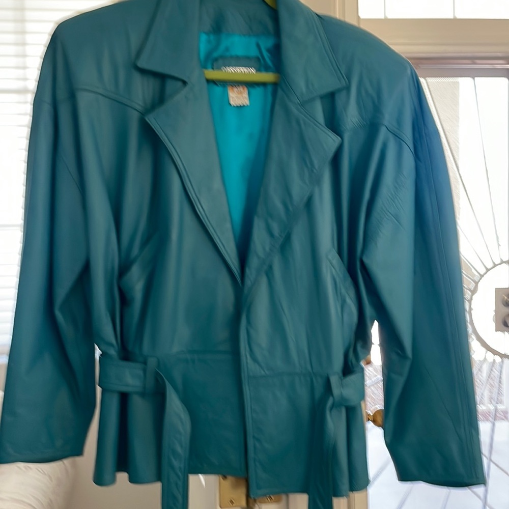 Vintage Leather Turquoise size Large jacket 2 pockets Belted, perfect condition